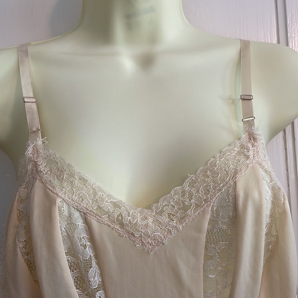 Vtg 50s/60s Charmode cream colored full slip with lace details - Picture 4 of 13